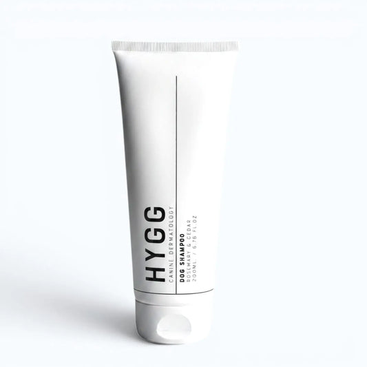 Dog shampoo rosemary & cedar on a white background | Hygg